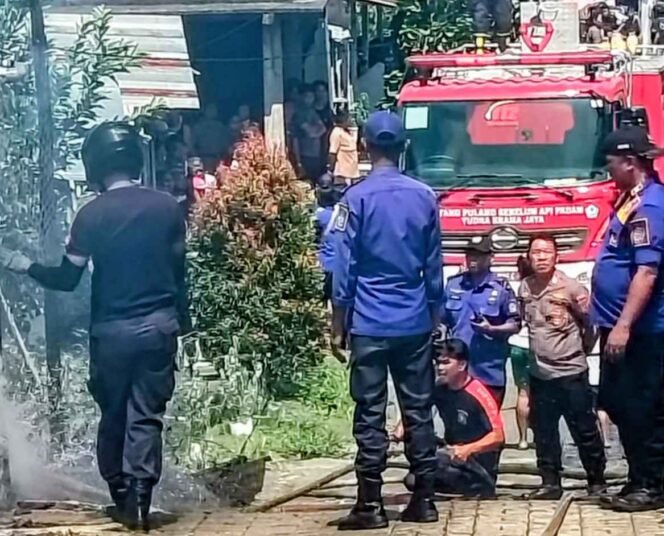 
Gerak Cepat Kapolsek Maesa Bersama Personel Polres Bitung Bantu Korban Kebakaran Dua Rumah di Wangurer Utara