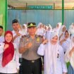 AKP Abdul Natip Anggai foto bersama peserta usai membawakan materi dalam kegiatan MATAMUDA di MA Al Khairaat Bitung. Senin(13/07/26)