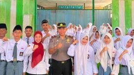 AKP Abdul Natip Anggai foto bersama peserta usai membawakan materi dalam kegiatan MATAMUDA di MA Al Khairaat Bitung. Senin(13/07/26)