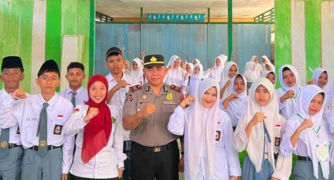 
AKP Abdul Natip Anggai foto bersama peserta usai membawakan materi dalam kegiatan MATAMUDA di MA Al Khairaat Bitung. Senin(13/07/26)