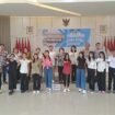 Foto - Kadis Dikda Dr Femmy Suluh M.Si ( tengah) Kabid PKLK Melinda Mamesah S.Pd MAP ( tiga dari kanan) dan Kepsek SMA Negeri 1 Jemmy Jermias ( kedua dari kanan) bersama 10 murid ADEM