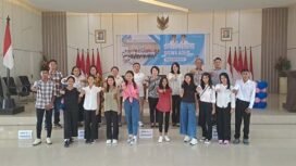 Foto - Kadis Dikda Dr Femmy Suluh M.Si ( tengah) Kabid PKLK Melinda Mamesah S.Pd MAP ( tiga dari kanan) dan Kepsek SMA Negeri 1 Jemmy Jermias ( kedua dari kanan) bersama 10 murid ADEM