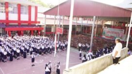 Foto - Kepala BPMP Sulut Febry Dien ST.M.Inf.Tech. (Kanan) saat Pembukaan MPLS di Lapangan Olahraga SMP Negeri 1 Manado Senin (13/7/26)