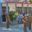 Foto - Kadis Dikda Sulut Dr Femmy Suluh M Si  ( kedua dari kanan) saat hadir dalam MPLS Hari Pertama  Senin 13 Juli di SMA Negeri 1 Lolak Bolmong