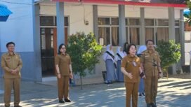 Foto - Kadis Dikda Sulut Dr Femmy Suluh M Si  ( kedua dari kanan) saat hadir dalam MPLS Hari Pertama  Senin 13 Juli di SMA Negeri 1 Lolak Bolmong