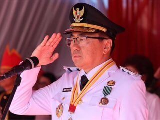 Foto : Walikota Manado Andrei Angouw,SE bertindak sebagai Inspektur Upacara dalam rangka memperingati Hari Ulang Tahun Ke-403 Kota Manado di Lapangan Plein Tikala Manado, Selasa (14/7).