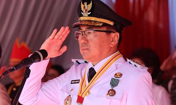 Foto : Walikota Manado Andrei Angouw,SE bertindak sebagai Inspektur Upacara dalam rangka memperingati Hari Ulang Tahun Ke-403 Kota Manado di Lapangan Plein Tikala Manado, Selasa (14/7).