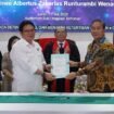 Foto Istimewa- Febry Dien ST.M.Inf.Tech ( MAN) ( kanan) Saat Menerima SK Pelantikan Sebagai Ketua Tim Transformasi Pendidikan GMIM dari Sinode GMIM disaksikan Ketua Sinode GMIM Pdt Dr Adolf Wenas ( tengah)