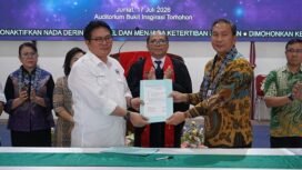 Foto Istimewa- Febry Dien ST.M.Inf.Tech ( MAN) ( kanan) Saat Menerima SK Pelantikan Sebagai Ketua Tim Transformasi Pendidikan GMIM dari Sinode GMIM disaksikan Ketua Sinode GMIM Pdt Dr Adolf Wenas ( tengah)