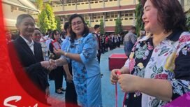 Foto - Kepsek SMK Negeri 1 Manado Telly Ticoalu S.Pd M Si ( tengah) saat melepas 482 Siswa Ikut Prakerin di 129 DUDI