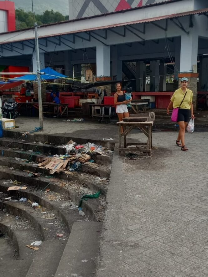 
Sampah yang menumpuk di kawasan Pasar Ikan Ulu Siau menjadi sorotan pegiat pariwisata. Selain mengganggu estetika kawasan, sampah yang tidak segera ditangani dikhawatirkan terbawa ke laut dan mencemari ekosistem pesisir.