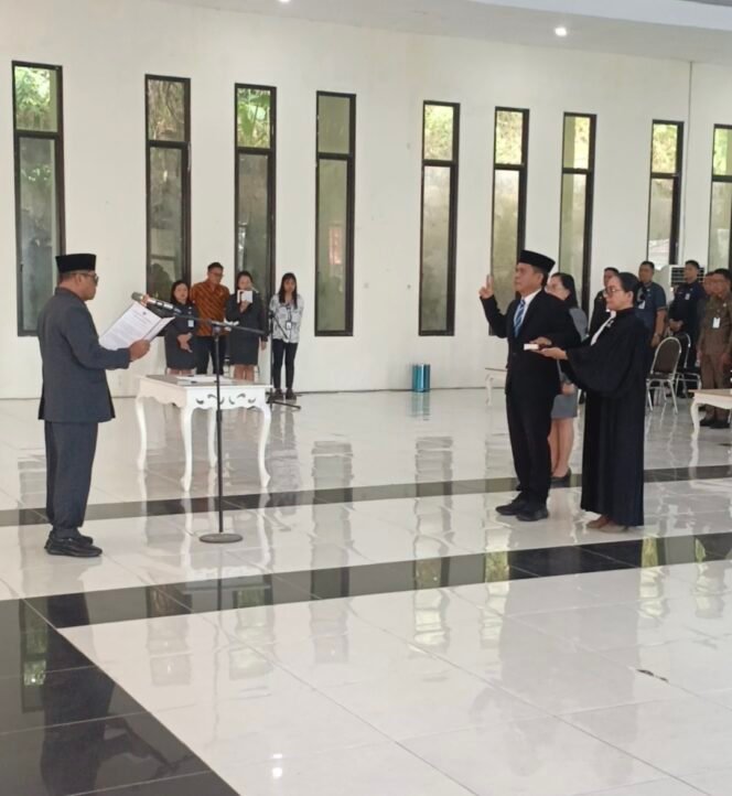 
Resmi Dilantik, Eddy Salindeho Nahkodai Birokrasi Pemkab Sitaro sebagai Pj Sekda