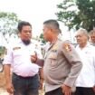 Foto : Komjen Polisi Karyoto berbincang hangat dengan tokoh masyarakat Desa Sukamulya H Mulyadi yang didampingi Ketua Koperasi Bareng Bareng Sugi, Warsim (baju hitam) saat penanaman Jagung di Indramayu