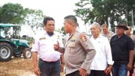 Foto : Komjen Polisi Karyoto berbincang hangat dengan tokoh masyarakat Desa Sukamulya H Mulyadi yang didampingi Ketua Koperasi Bareng Bareng Sugi, Warsim (baju hitam) saat penanaman Jagung di Indramayu