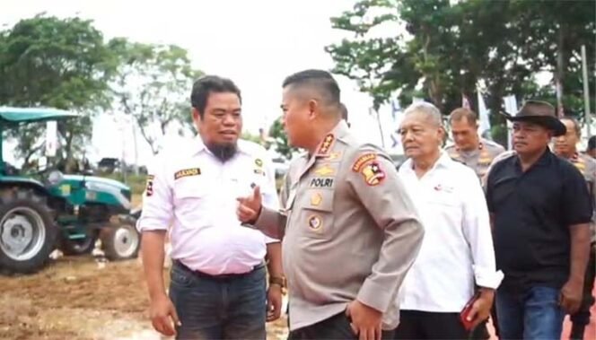 
Foto : Komjen Polisi Karyoto berbincang hangat dengan tokoh masyarakat Desa Sukamulya H Mulyadi yang didampingi Ketua Koperasi Bareng Bareng Sugi, Warsim (baju hitam) saat penanaman Jagung di Indramayu