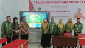 Foto -Sekretaris Dinas Pendidikan Kotamobagu Asna Pasambunan M Pd ( empat dari kanan) dan Kepsek SMP Negeri 1 Manado Rahman Manggopa S.Pd.M Pd (tiga dari kiri) saat studi tiru di SMP Negeri 1 Manado Kamis (23/7/26)