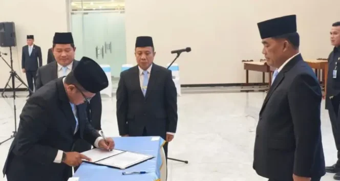 
Wiliam Niklas Silangen Dilantik Sekertaris Dewan Sulut Definitif