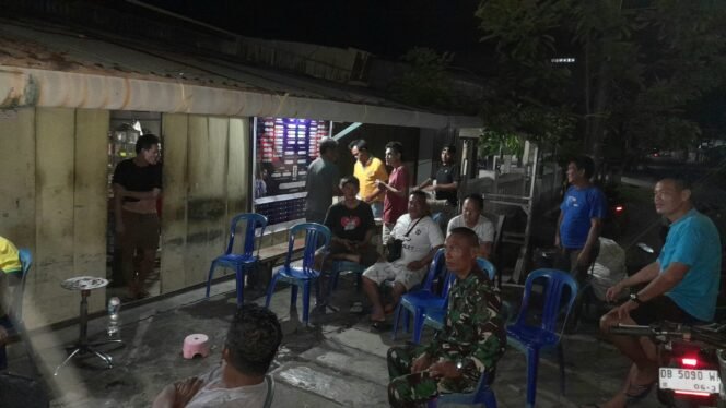 
Babinsa Kodim 1310/Bitung  Nobar Piala Dunia Bersama Warga di Likupang 