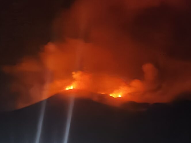 
Dentuman Disertai Erupsi Kecil Gunung Karangetang, BPBD Sitaro Imbau Warga Tetap Waspada