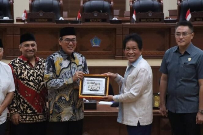 
Banggar DPRD DKI Jakarta Kunjungi DPRD Sulut. Fransiscus Silangen : Strategis Untuk memperkuat sinergitas antarlembaga legislatif