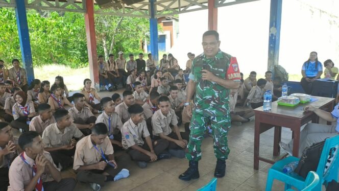 
Perkuat Karakter Generasi Muda Sejak Dini, Babinsa Koramil 1310-02/Lembeh Berikan Materi Bela Negara kepada Siswa Baru SMKN 3 Bitung 