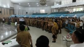 Foto - Gubernur Sulut Yulius Selvanus SE ( tengah) Bersama Kadis Dikda Dr Femmy Suluh M Si serta 300- Kepsek SMA, SMK dan SLB