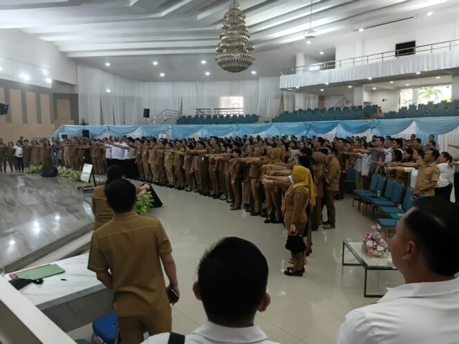 
Foto - Gubernur Sulut Yulius Selvanus SE ( tengah) Bersama Kadis Dikda Dr Femmy Suluh M Si serta 300- Kepsek SMA, SMK dan SLB