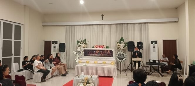 
Gereja Advent di Manado Berikan Penghiburan Atas Meninggalnya Almarhumah Arlin Syarif Rumegang