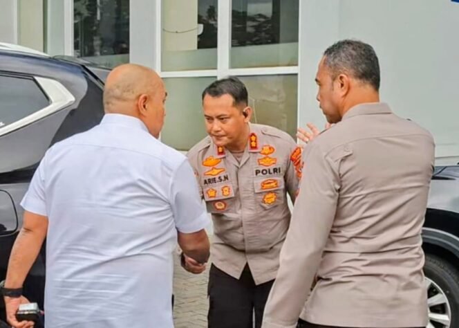 
Kapolres Bitung, AKBP Arie Sulistyo Nugroho saat menyambut Tim Audit Kinerja Itwasum Polri. Selasa(28/07/26). 