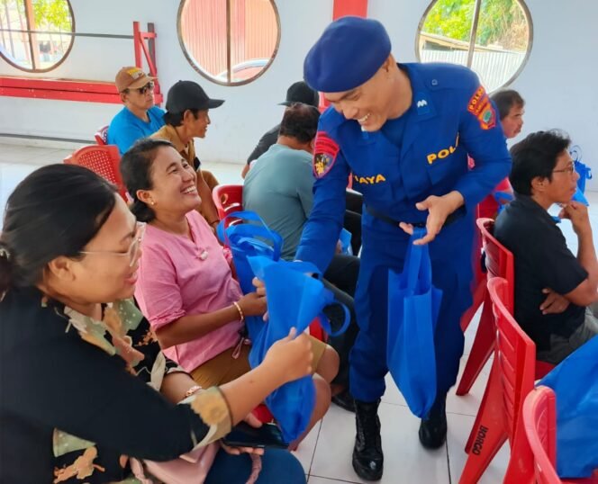 
Polairud Polda Sulut Edukasi Nelayan soal Keselamatan Melaut dan Kelestarian Laut