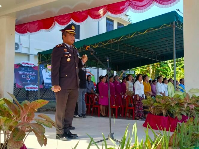 
Kapolres Sitaro, AKBP Iwan Permadi saat memimpin upacara hari bhayangkara ke-80 di mako polres sitaro pada rabu, 01/07/2026