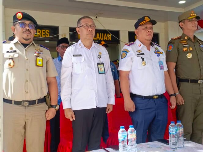 
Mewakili Pelaksana Tugas (Plt.) Bupati Kepulauan Sitaro, Heronimus Makainas, Asisten III Sekretariat Daerah, Samuel Raule, menghadiri upacara hari bhayangkara ke-80 yang mengusung tema 