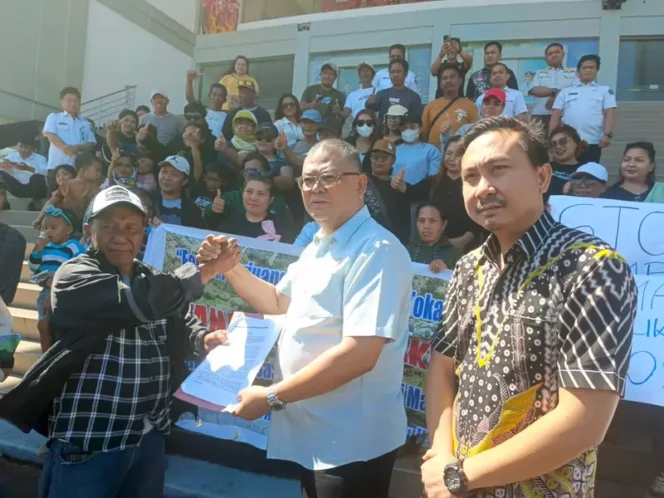 
Wilayah Tempat Tinggal Terancam, Warga Makawidei Berorasi di Kantor DPRD Suiut