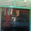 Foto : etnalin Kansil Stok barang di salah satu warung milik warga Pulau Makalehi tampak semakin menipis. Terhentinya operasional KMP Lohoraung membuat pasokan kebutuhan pokok ke pulau tersebut ikut terhambat.