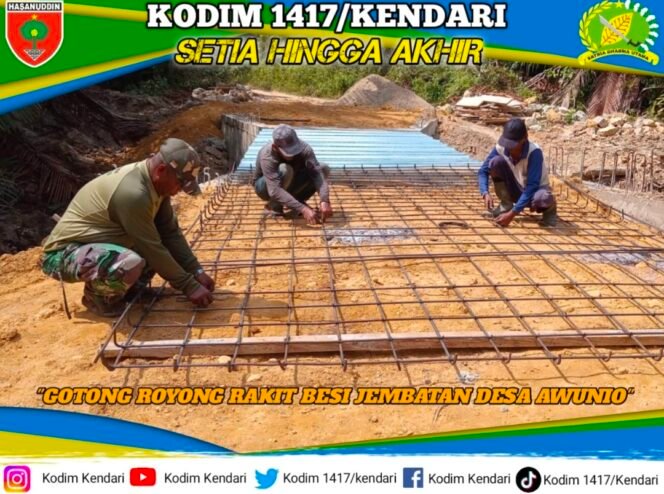 
Wujud Kemanunggalan, Personil Kodim 1417/Kendari Dan Masyarakat Gotong Royong Rakit Besi Jembatan Desa Awunio