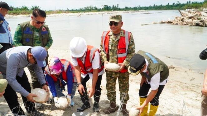 
Demi Keselamatan Rakyat, Pangdam XIV/Hsn Dan Gubernur Sulsel Bangun Tanggul Sungai Rongkong