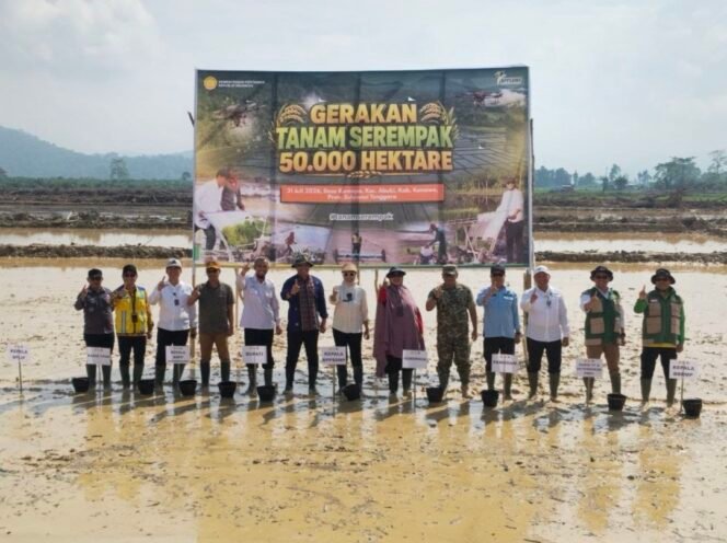 
Dandim 1417/Kendari Hadiri Kegiatan Tanam Serentak 50.000 Hektare Di Konawe