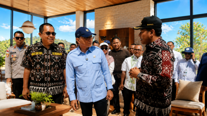 
Keakraban Bupati Rote Ndao Bersama Menko Pangan Zulkifli Hasan dan Gubernur NTT Warnai Panen Garam Nasional