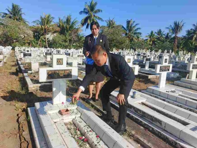 
Kepala Bapelkum Bitung, Sudarsono saat ziarah dan tabur bunga di TMP Kairagi, Manado