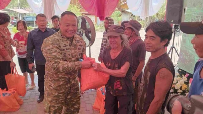 
Dandim 1310/Bitung Letkol Inf Dewa Made DJ, yang hadir di lokasi peresmian Jembatan Perintis Garuda di Kelurahan Rap - Rap, Minahasa Utara. 