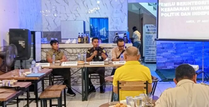 
Kasi Intel Kejari Bitung, Justisi Devli Wagiu SH MH saat pemaparan materi tentang hukum dalam kepemiluan yang diselenggarakan KPU Bitung, Kamis(27/08/26)
