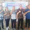 Foto -Plh Sekretaris Dikda Sulut Bravo Turangan ST ( kedua dari kanan ) dan Kacabdin Fredy Kumeang (tengah)  dalam Pertemuan MKKS SMA dan SMK se- Kabupaten Minahasa  di SMA 1  Tombariri.