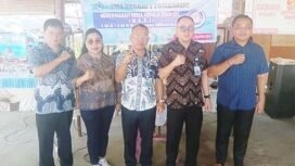 Foto -Plh Sekretaris Dikda Sulut Bravo Turangan ST ( kedua dari kanan ) dan Kacabdin Fredy Kumeang (tengah)  dalam Pertemuan MKKS SMA dan SMK se- Kabupaten Minahasa  di SMA 1  Tombariri.