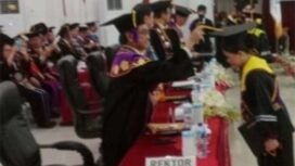 Foto Istimewa - Plt Rektor Unsrat Prof Dr Ir Jamaludin Jompa M.Sc Saat Mewisudah 1.017 Sarjana S1, S2 dan S3.
