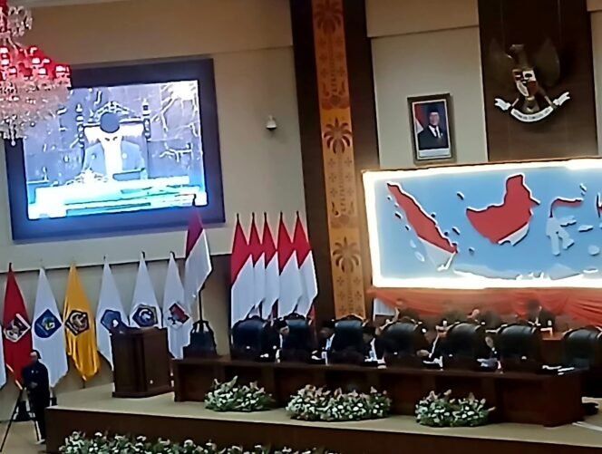 
Paripurna DPRD Sulut Medengarkan Pidato Kenegaraan Presiden Prabowo di Sidang Tahunan MPR