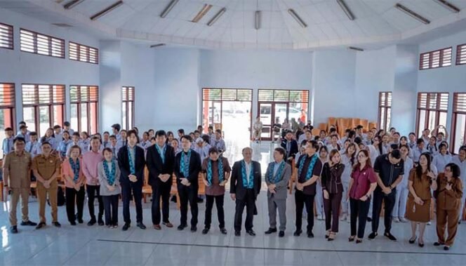 
Fito - Rombongan dari Kota Sendai Jepang Saat Berkunjung di SMK Negeri 1 Tondano Rabu 26 Agustus 2026 disambut Kepsek Maxy Tulung S.Pd M Pd ( kedua dari kiri)