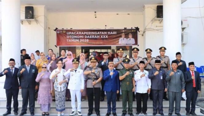 
Foto Bersama usai kegiatan upacara di Kantor Bupati Boltim