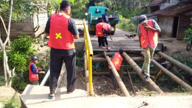 
Atas Intruksi Bupati Toha,Jembatan Purwosari Rampung di perbaiki