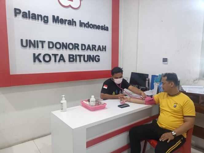 
Kapolres Arie Sulistyo Donor Darah di PMI Kota Bitung 