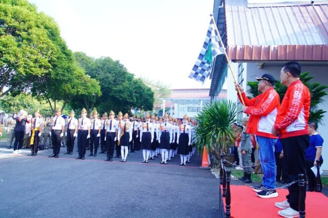 
Semangat Kemerdekaan Membara, Bupati Toha Buka Lomba Baris-Berbaris HUT RI ke-81 di Muba